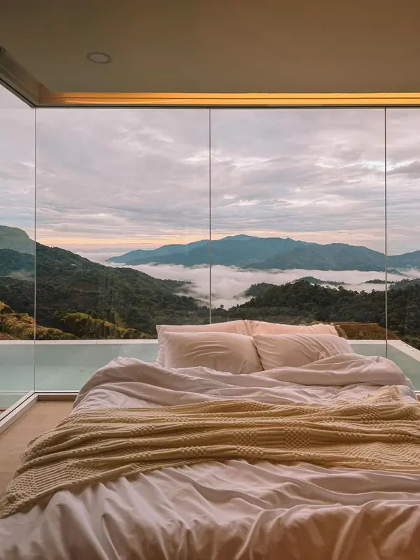 Bedroom facing the sea of mist
