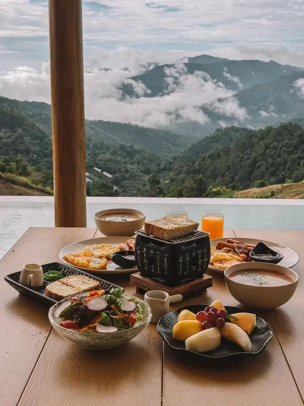 Breakfast above the sea of mist