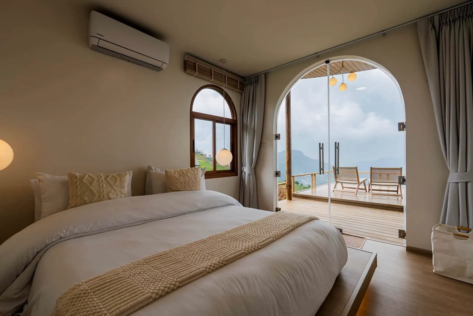 Twin bedroom with an arched door