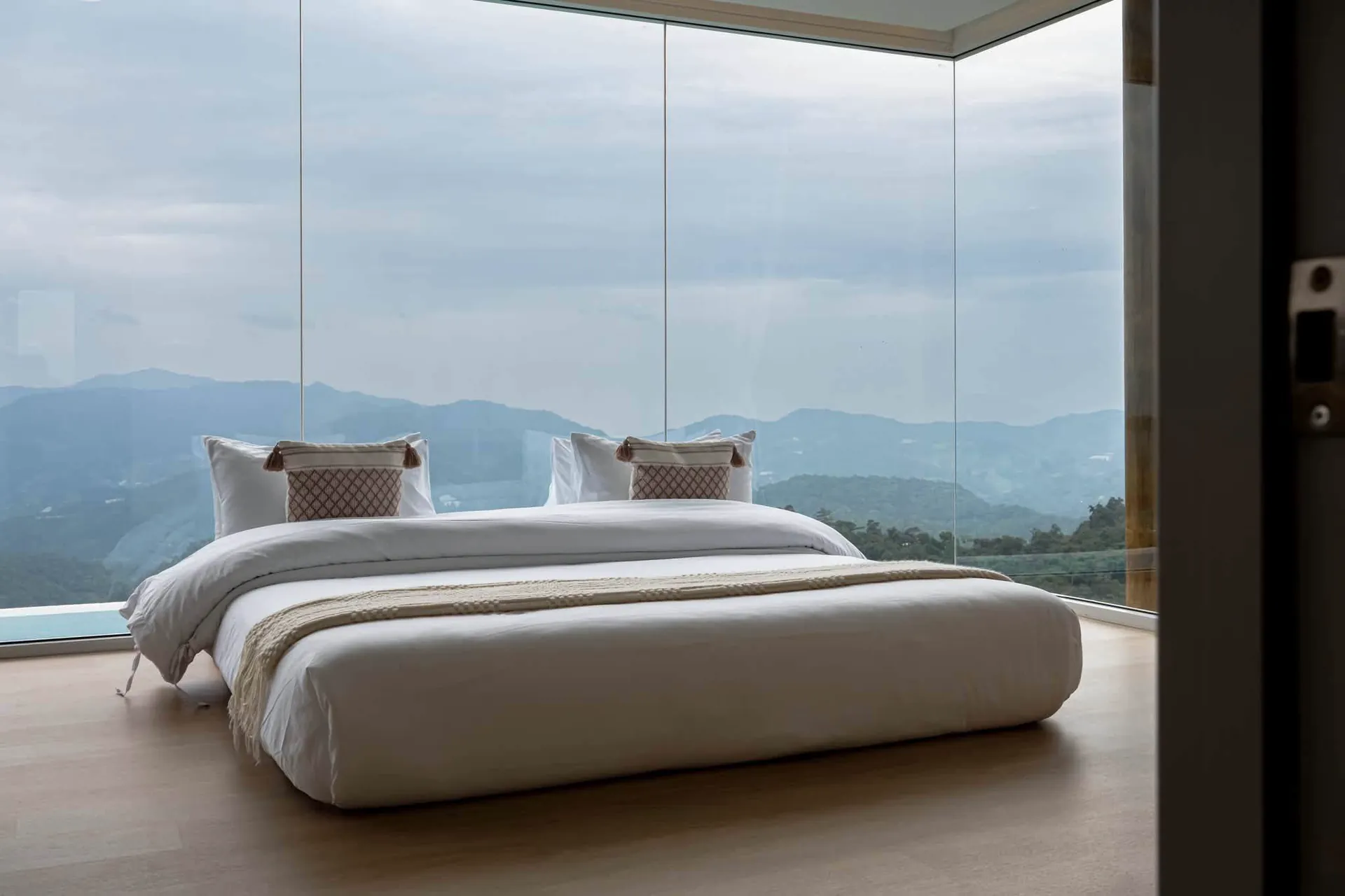 Glass bedroom facing the pool and mountains